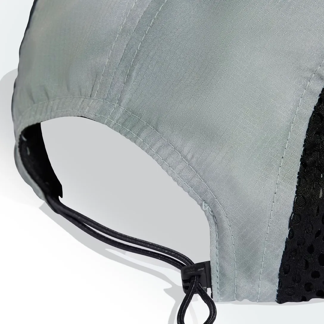 Boné Adidas cinza vista lateral para uso esportivo e casual
